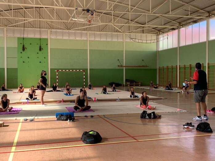 Los clubes entrenan en grupos reducidos y desinfectan los tapices y aparatos después de cada uso (Foto TA)